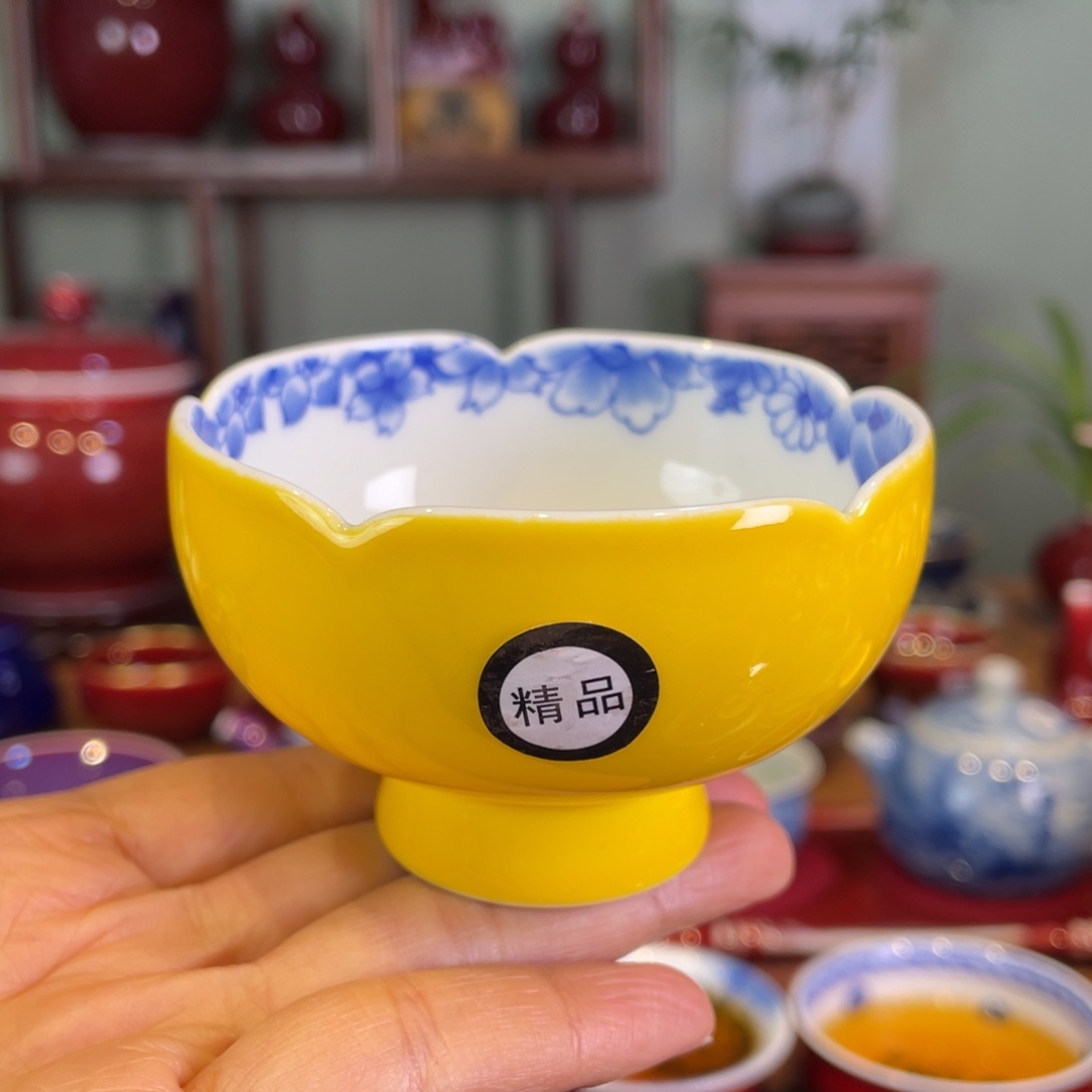 清欢雅玩原矿帝王黄内绘蝶恋花花口杯