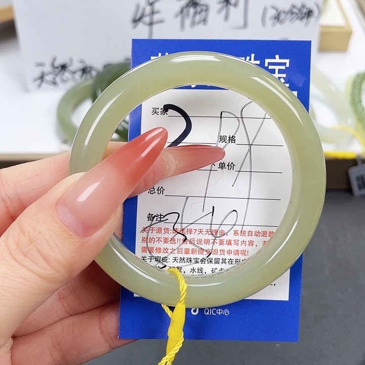 和田玉手镯未镶嵌