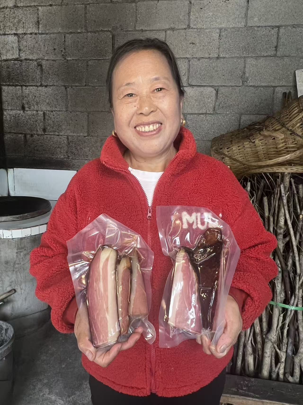 土家柴火烟熏腊肉五花肉腊后腿肉前腿肉