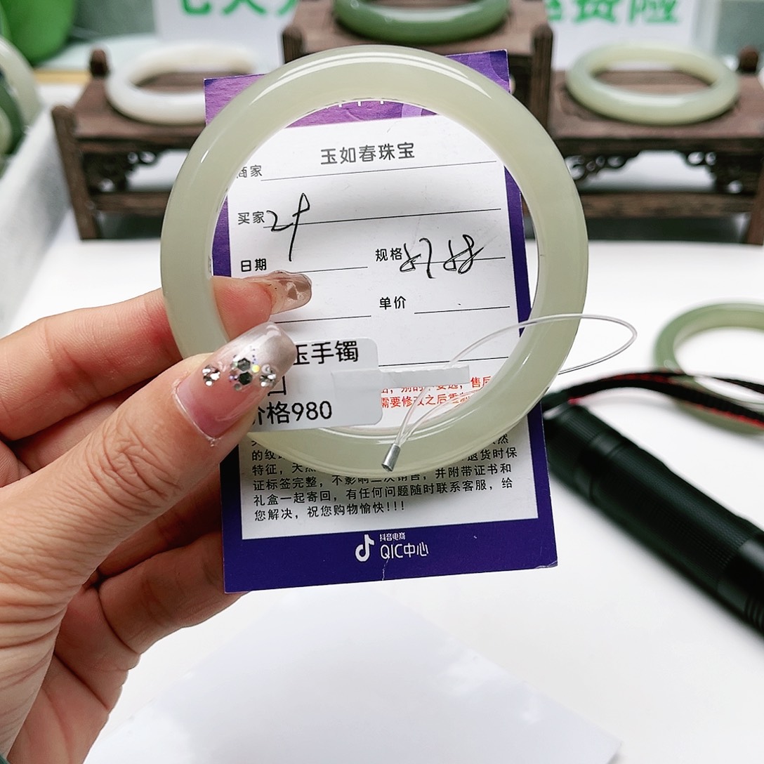 和田玉手镯未镶嵌