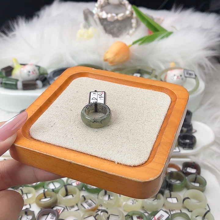 和田玉（糖玉）未镶嵌戒指t137点墨圆条直径15.1不退换