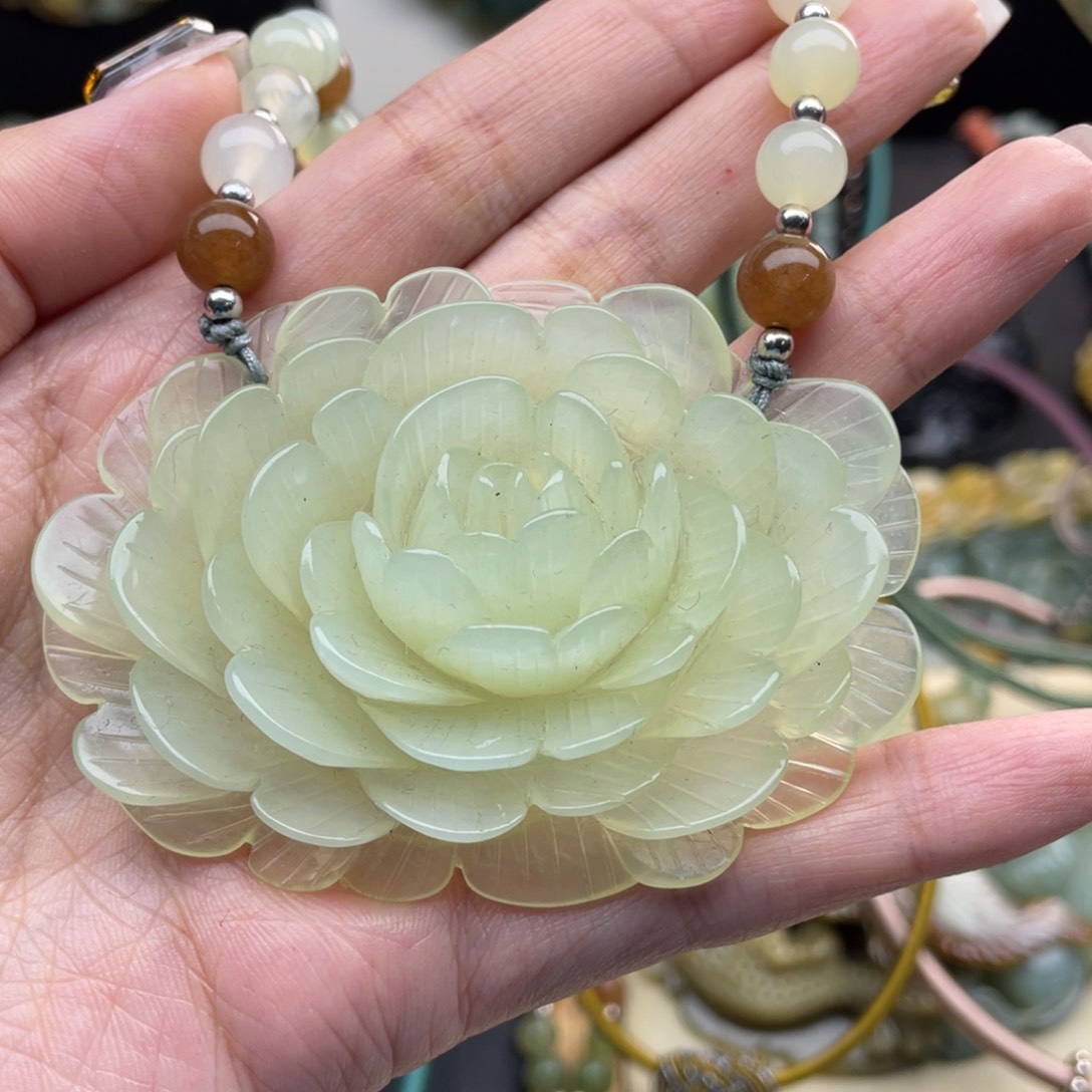 蛇纹石玉颈饰未镶嵌