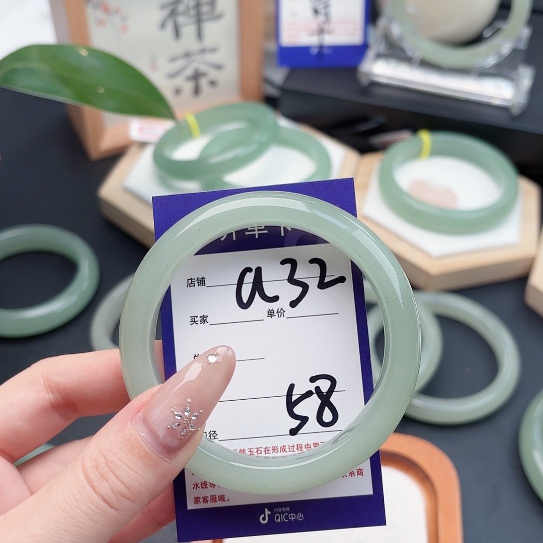 冰****石英质玉未镶嵌手镯