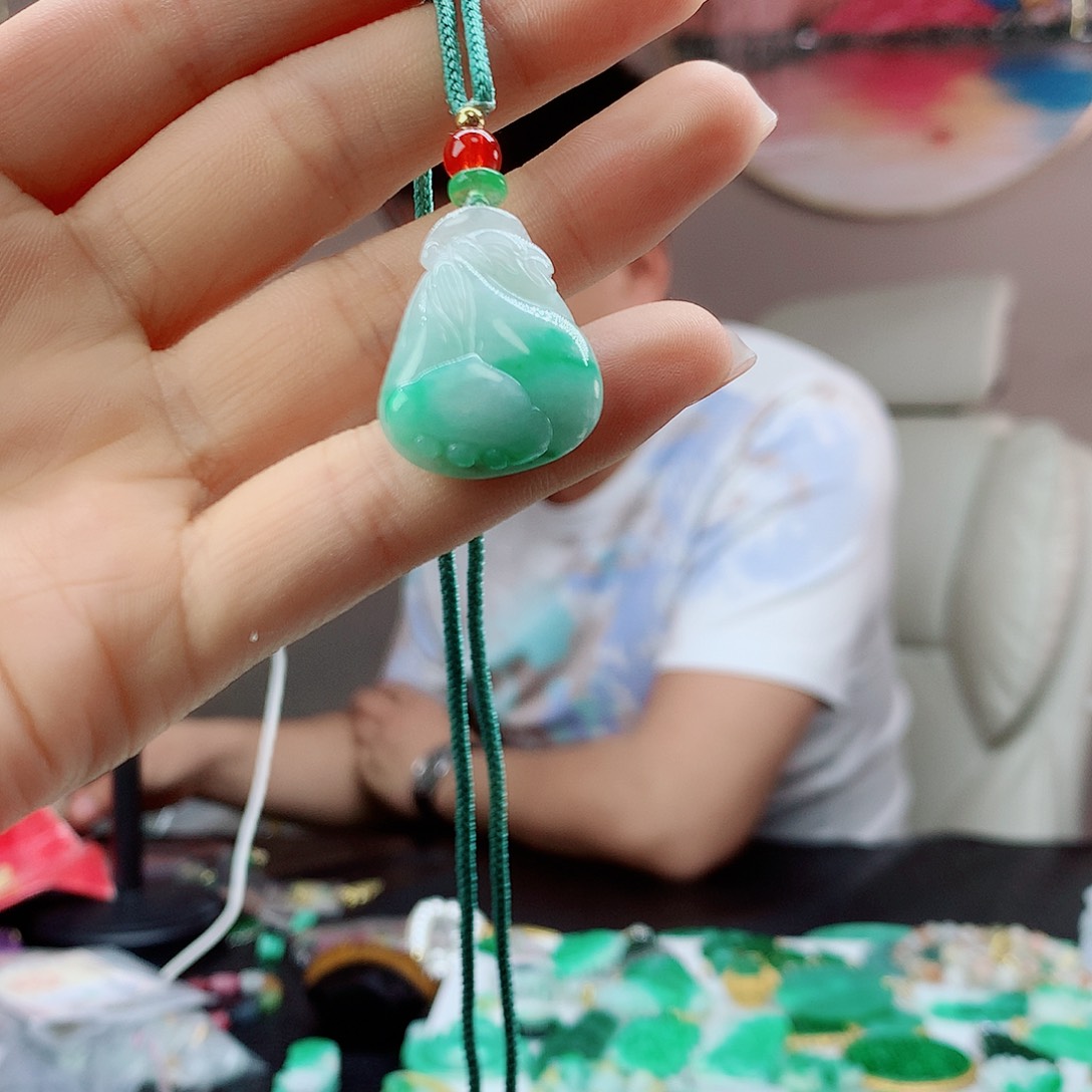 翡翠未镶嵌吊坠(赠链)