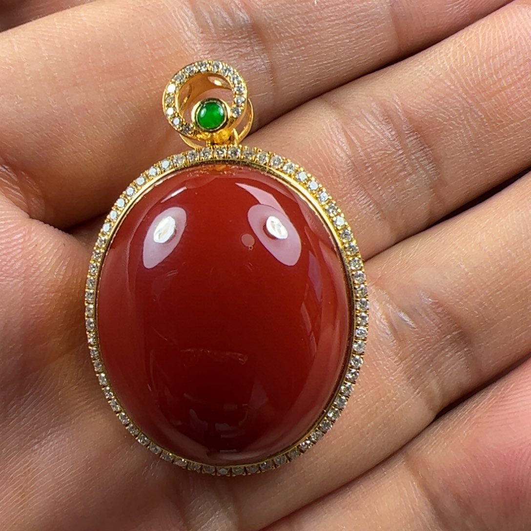 18K金镶嵌吊坠南红玛瑙