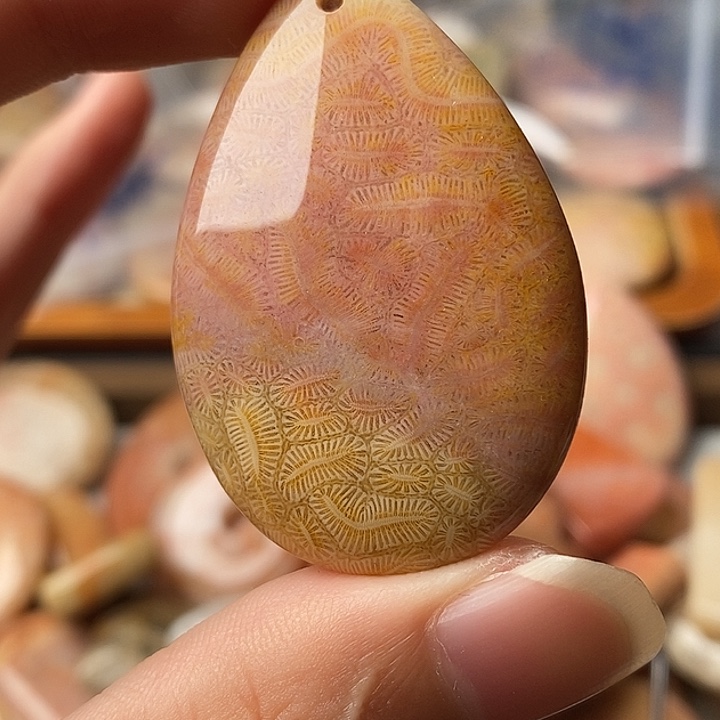 逆***薇硅化珊瑚未镶嵌颈饰