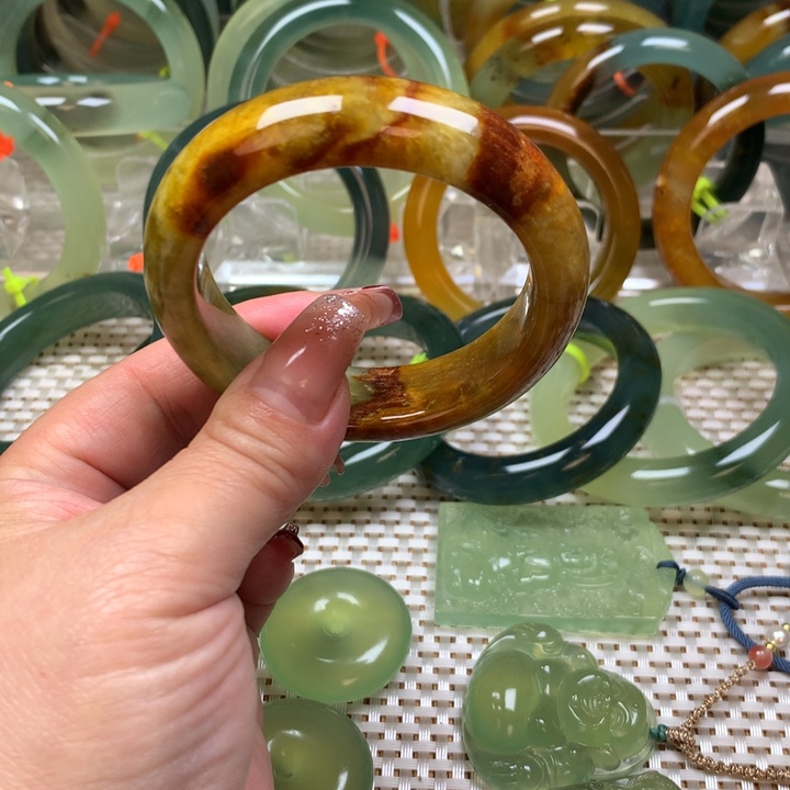 蛇纹石玉手镯53圈口微瑕未镶嵌