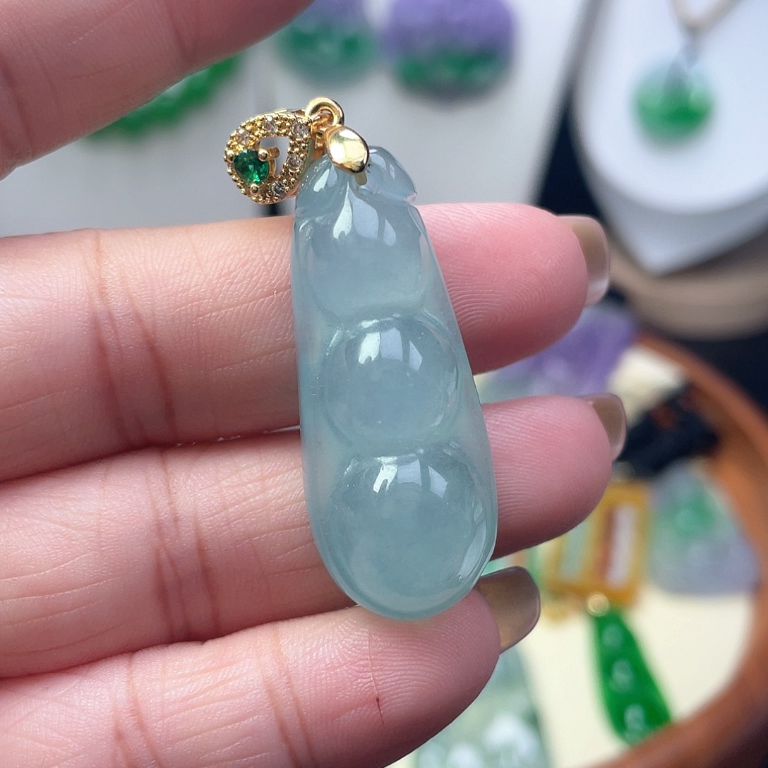 翡翠吊坠(赠链)未镶嵌