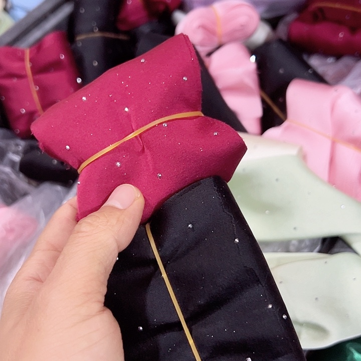 带钻缎面12的酒红5码，8的黑色5码