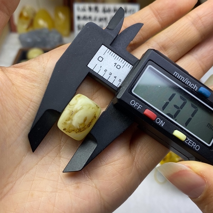 蜜蜡未镶嵌裸石尺寸13加，瑕疵花粉