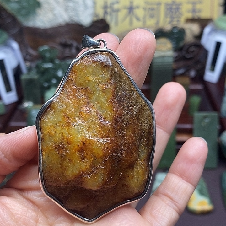 岫岩河磨玉（透闪石质玉）析木未镶嵌草**鹰