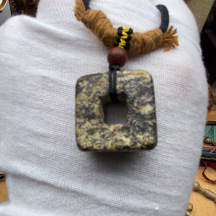 未镶嵌岫岩河磨玉（透闪石质玉）挂件