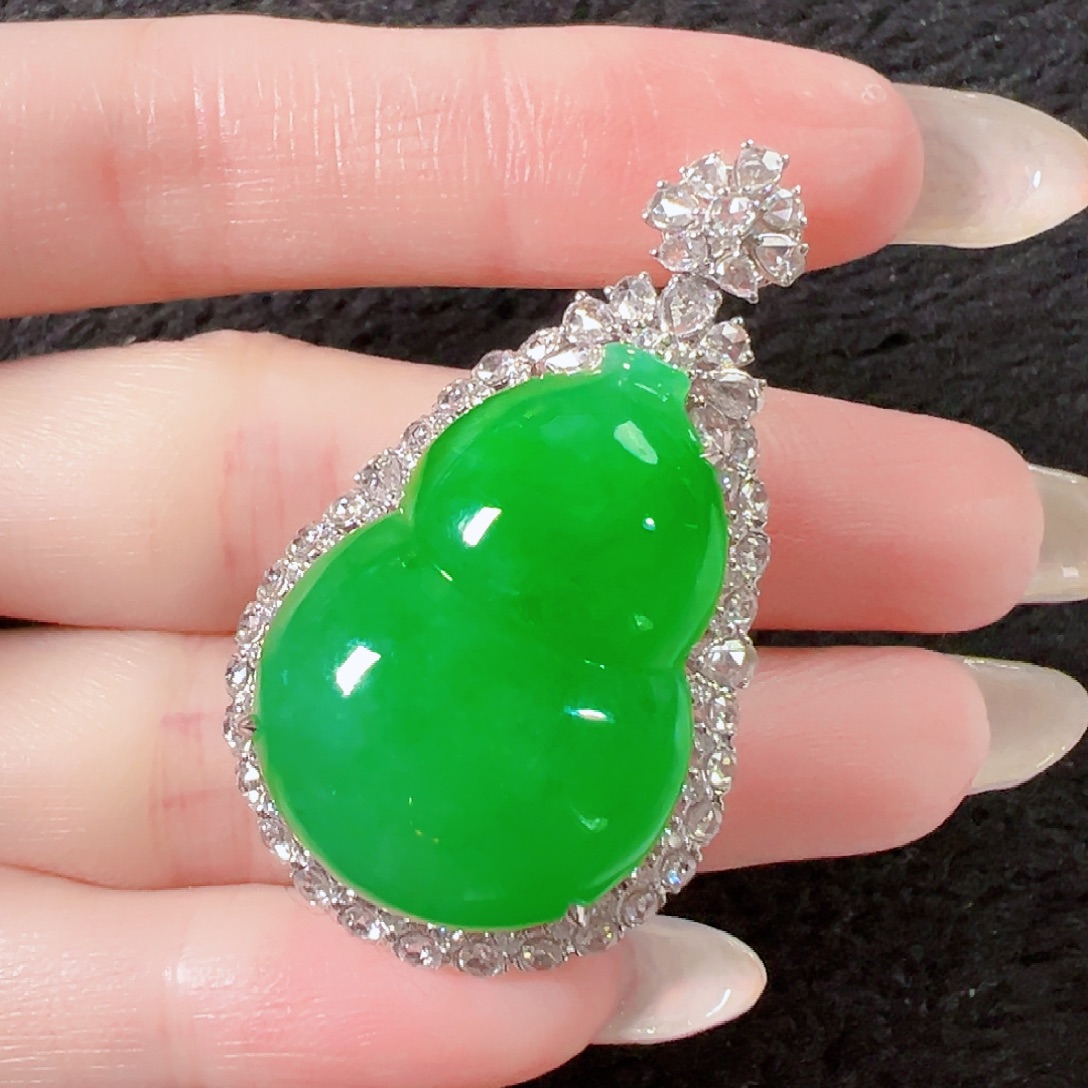 翡翠18K金镶嵌颈饰签收后24小时鉴赏期，过时不退