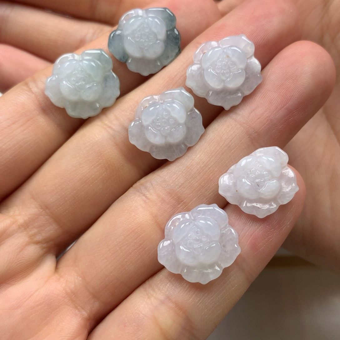 翡翠颈饰未镶嵌花花一对。