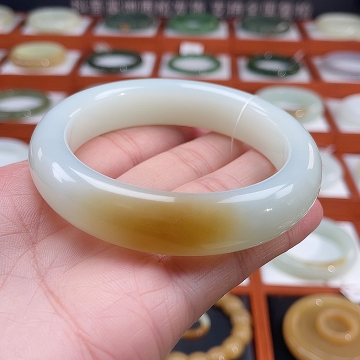 和田玉手镯未镶嵌不****?