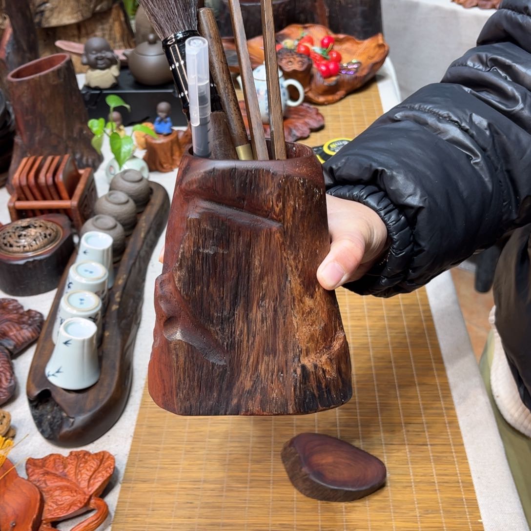 墨***年花梨随形实木笔筒