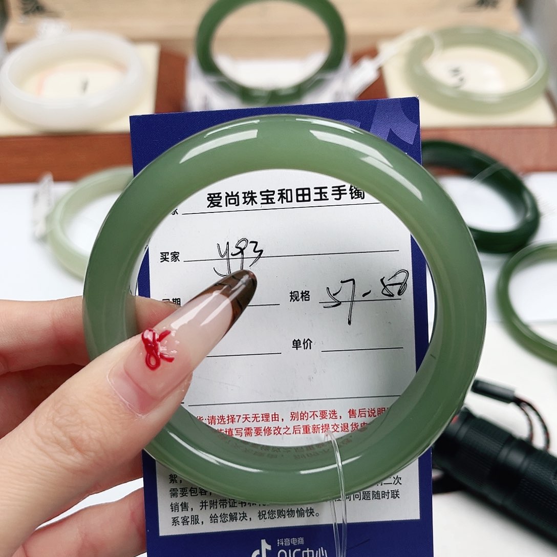 和田玉手镯未镶嵌?****?