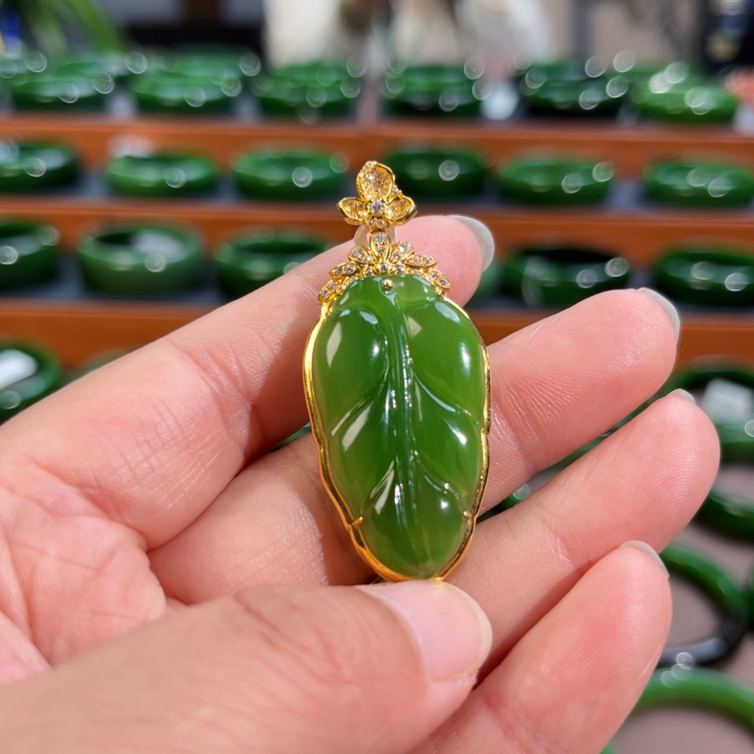 颈饰18K金镶嵌和田玉（碧玉）