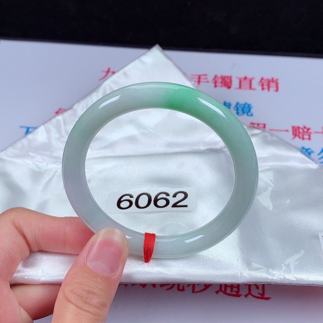 翡翠手镯未镶嵌52圆条 完整度高