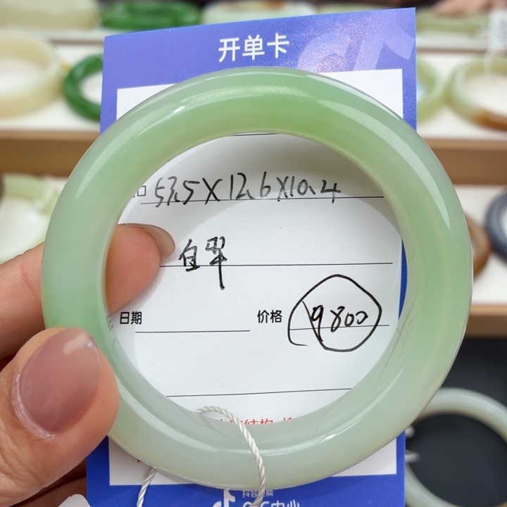 俩***妈和田玉未镶嵌手镯