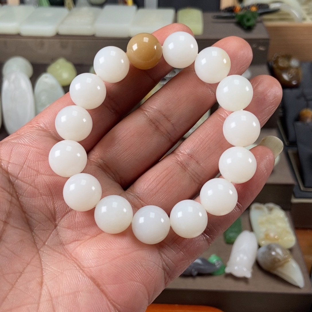 @***长和田玉未镶嵌手串