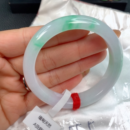 翡翠手镯未镶嵌……………