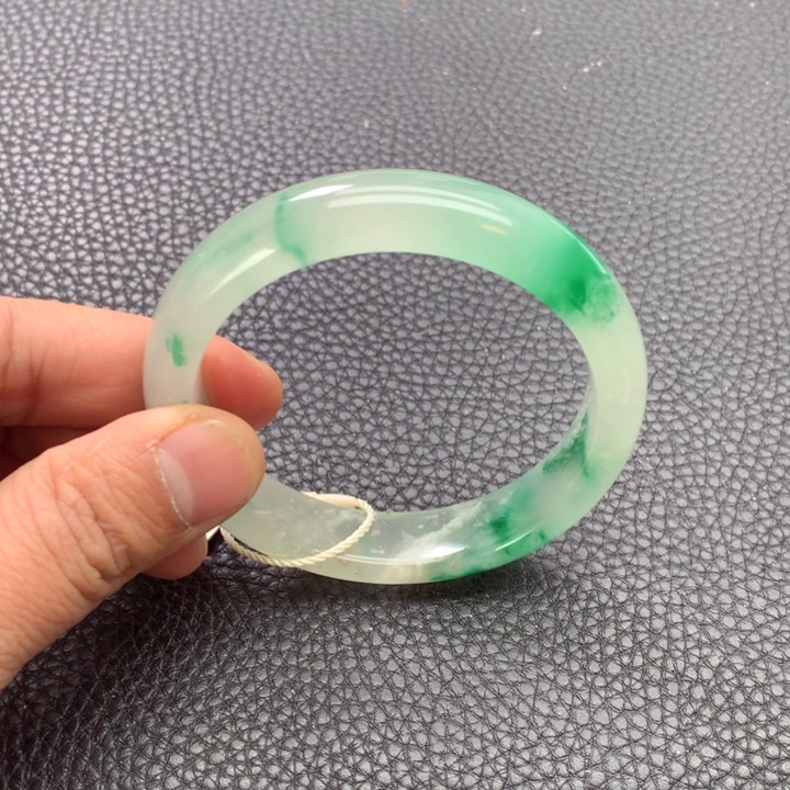 石英质玉手镯未镶嵌谈***麻