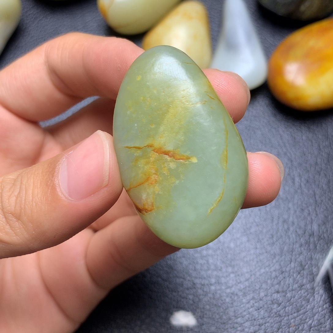 和田玉未镶嵌把件