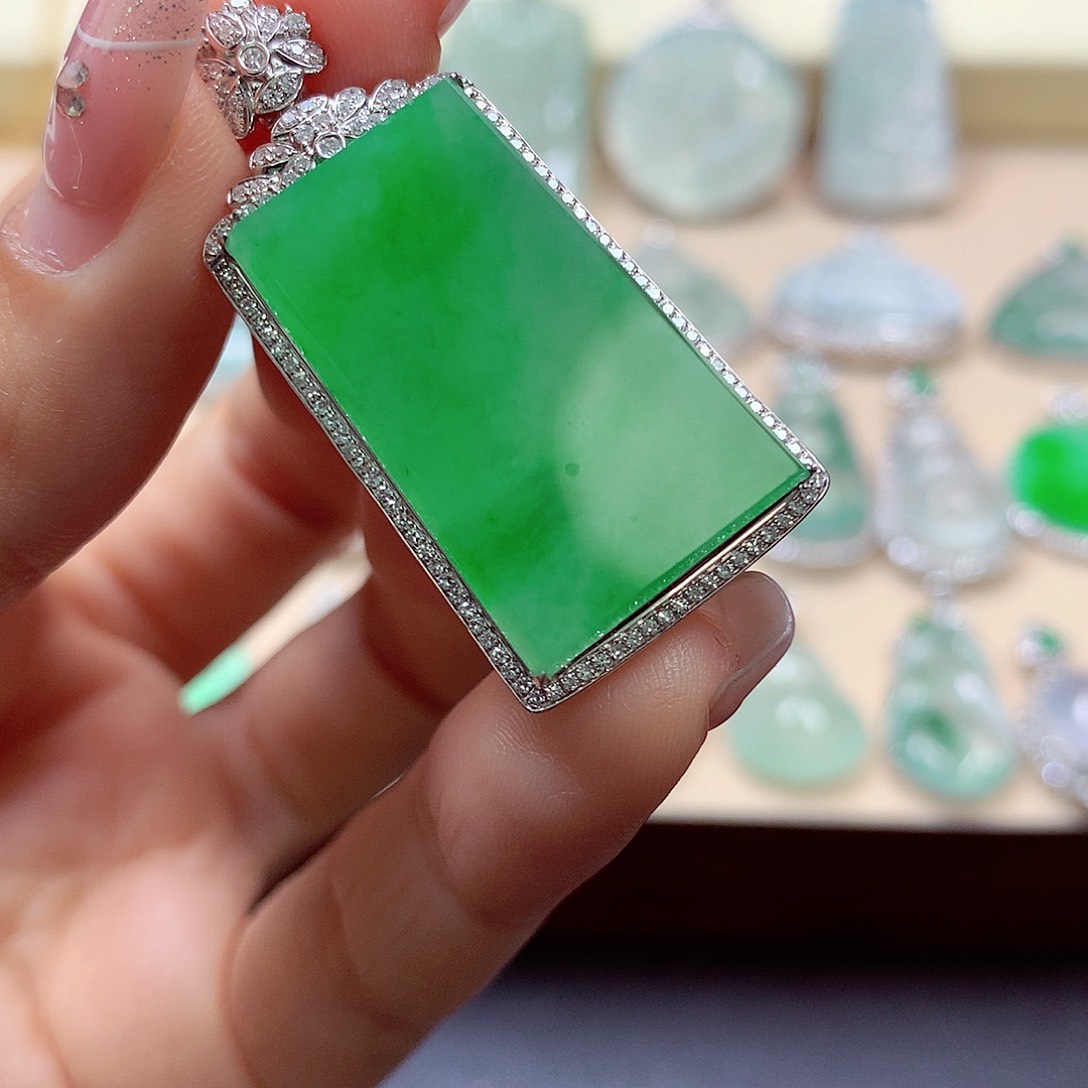 翡翠颈饰18K金镶嵌健****、翡翠