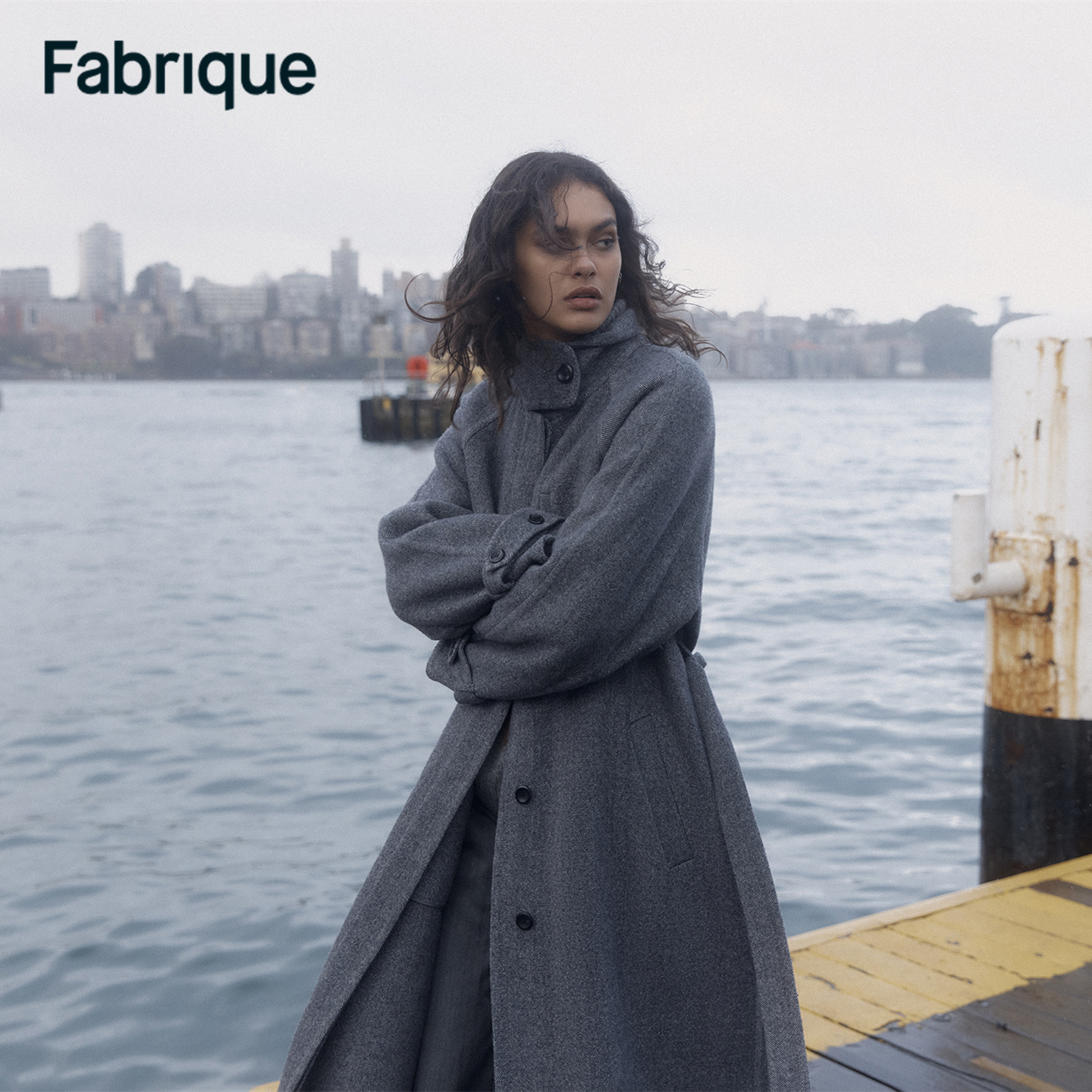 Fabrique Edwina 秋冬雾中伦敦绵羊毛人字纹配腰带立领长款大衣