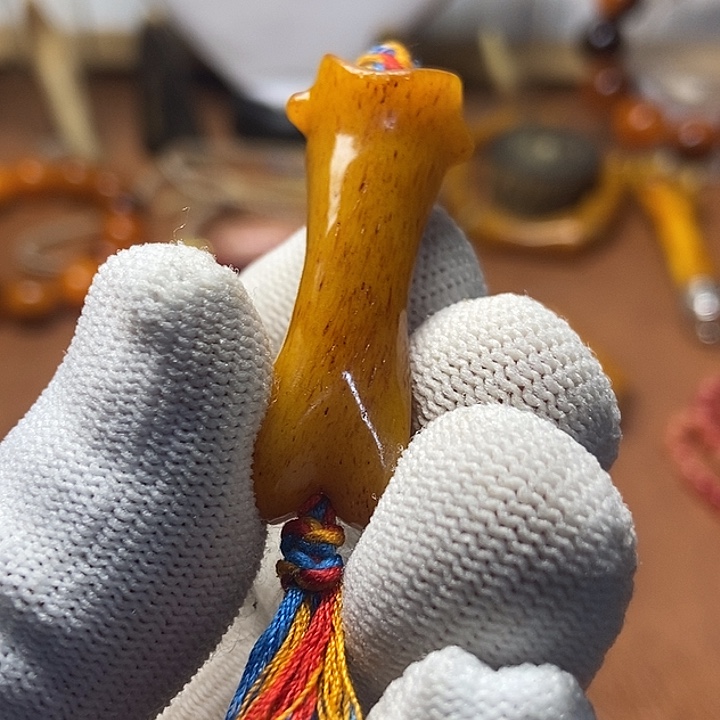 花岗石铁合金王老板指骨吊坠
