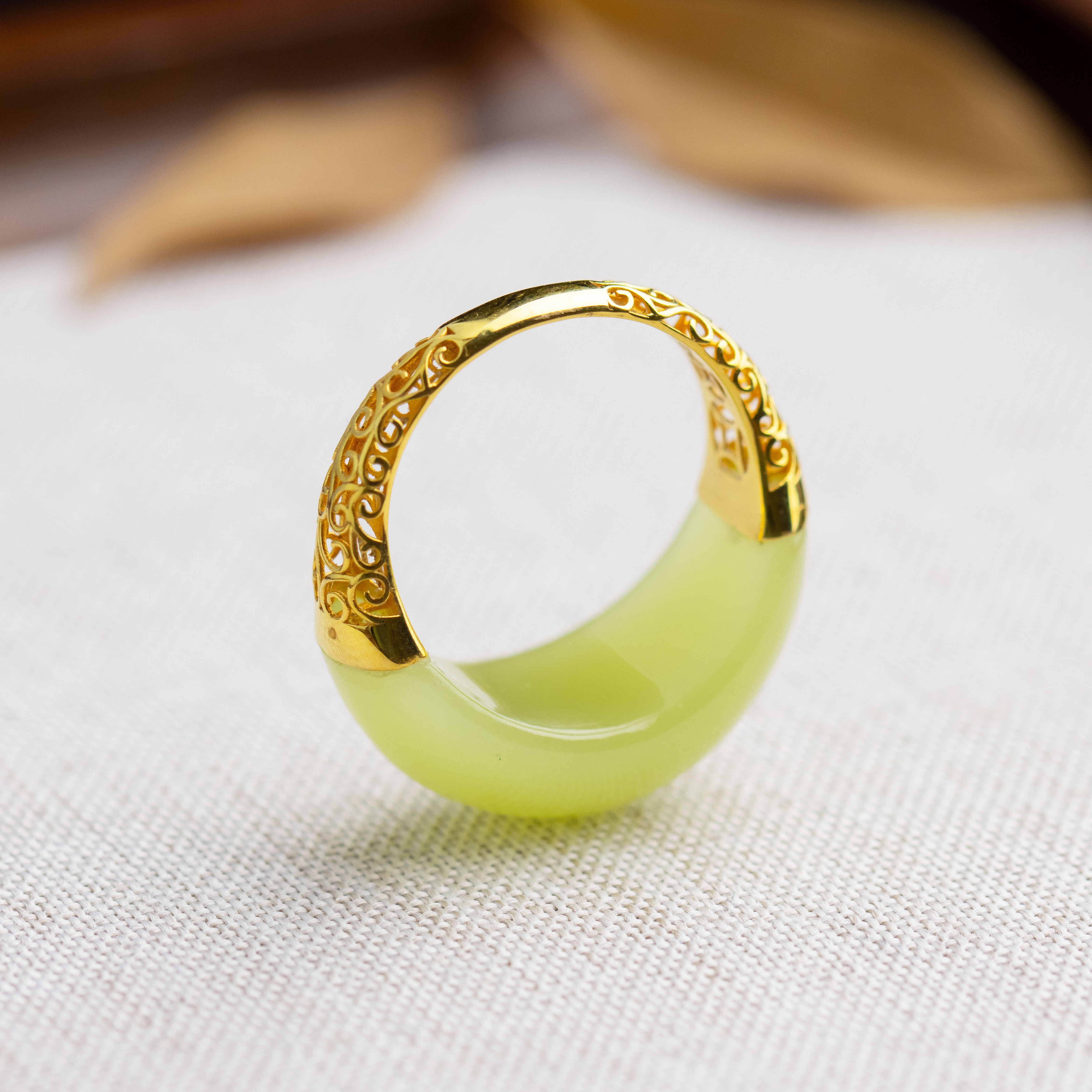 18K金镶嵌和田玉青玉黄口料弯月女款戒指