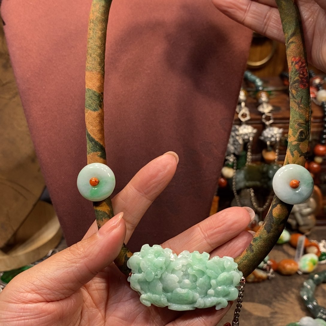 翡翠吊坠(赠链)未镶嵌