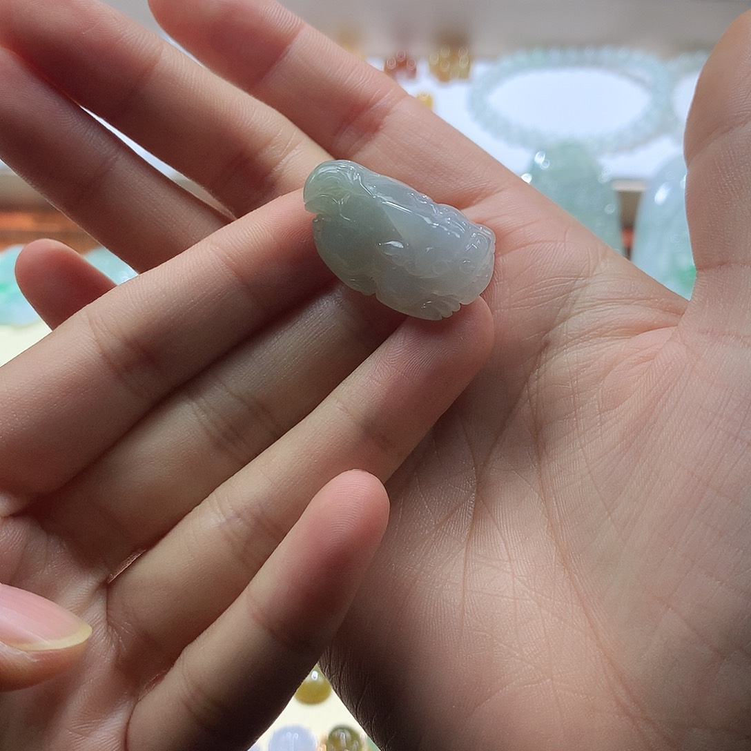 翡翠未镶嵌颈饰貔貅