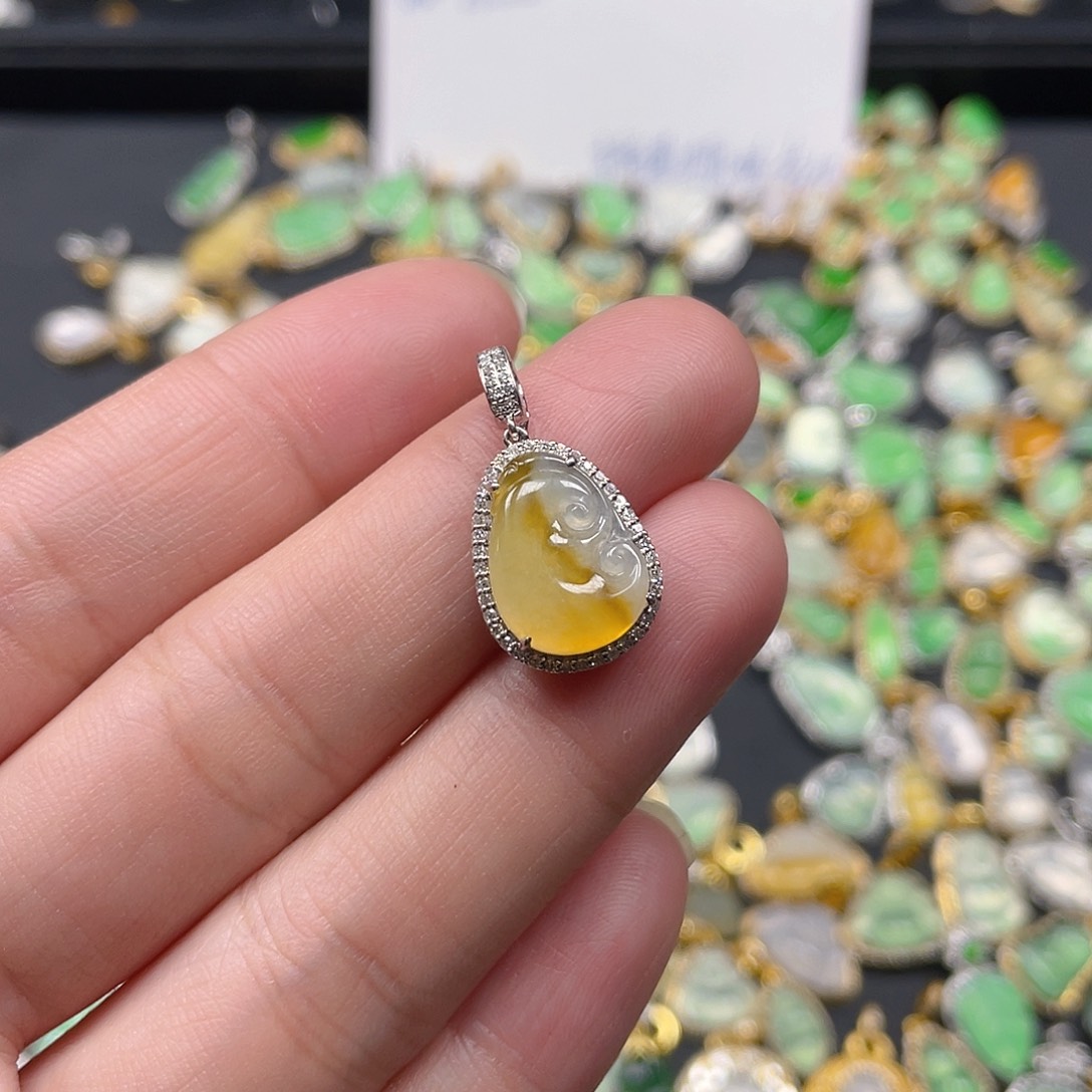 翡翠颈饰18K金镶嵌长***心天然翡翠18kA货