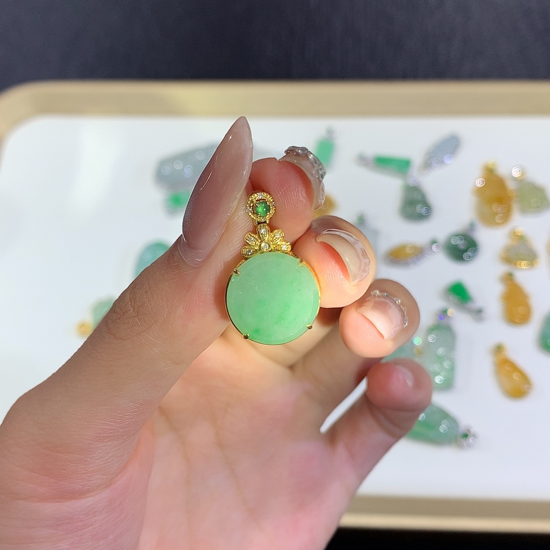 翡翠未镶嵌颈饰圆牌吊坠