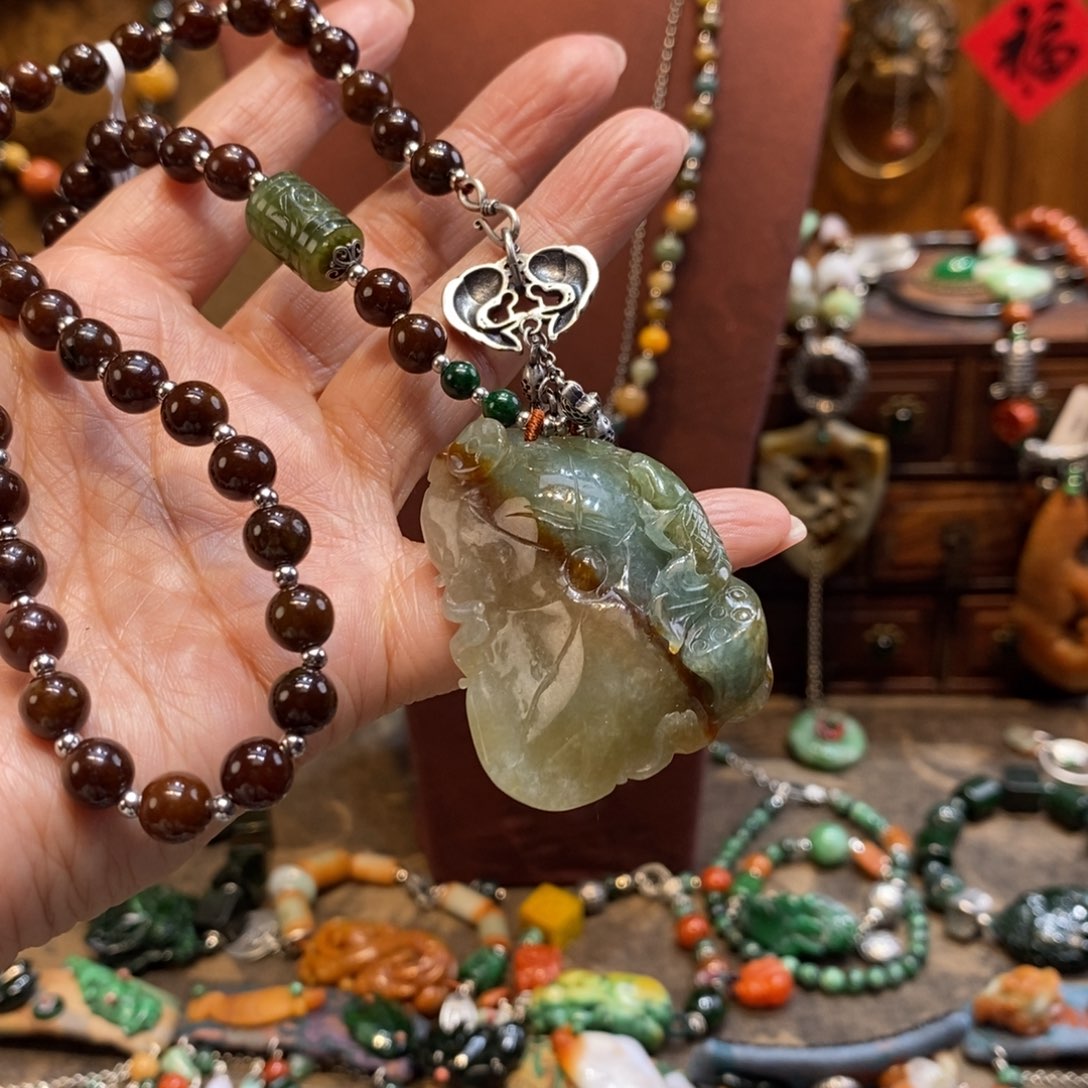 翡翠吊坠(赠链)未镶嵌