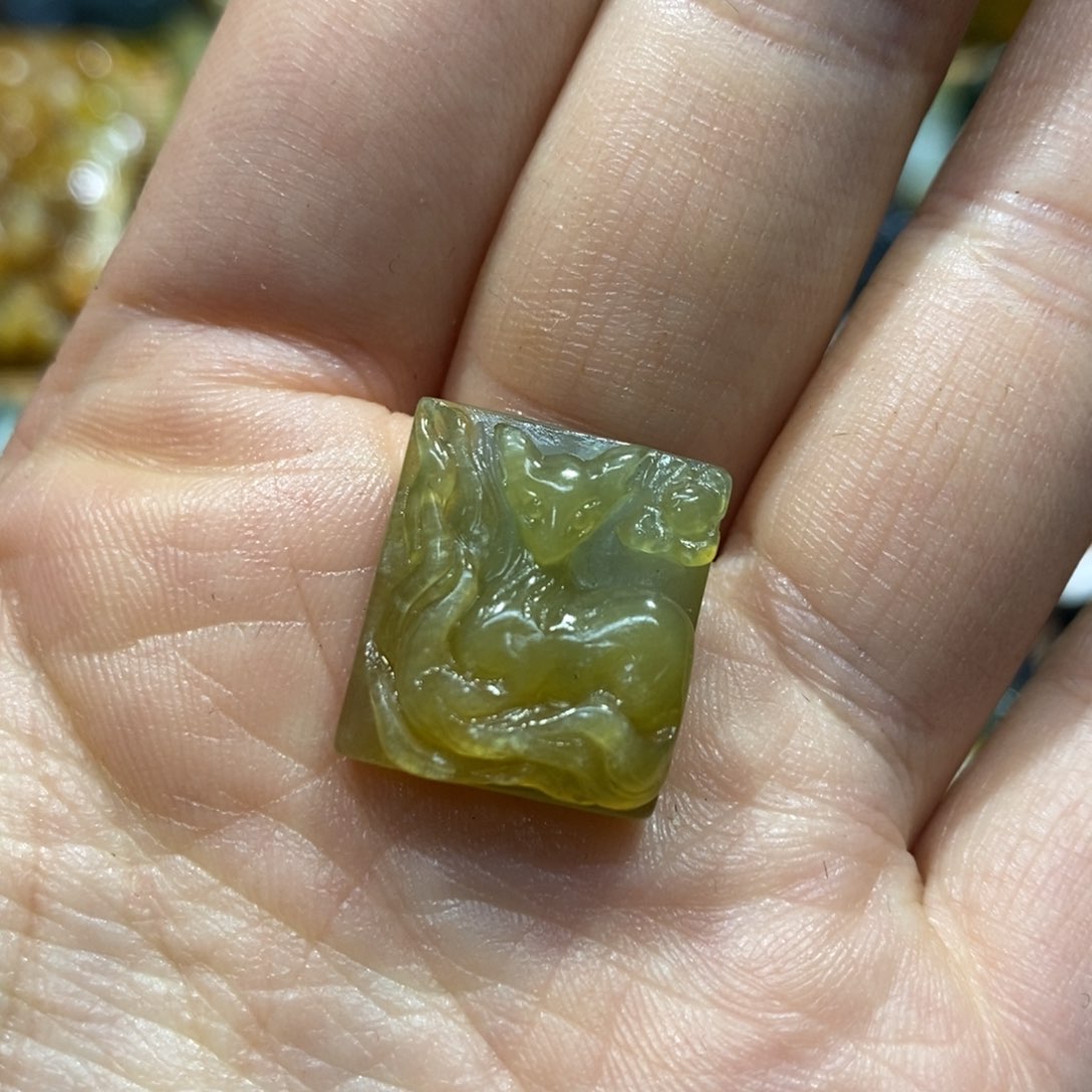 蛇纹石玉颈饰未镶嵌莹*