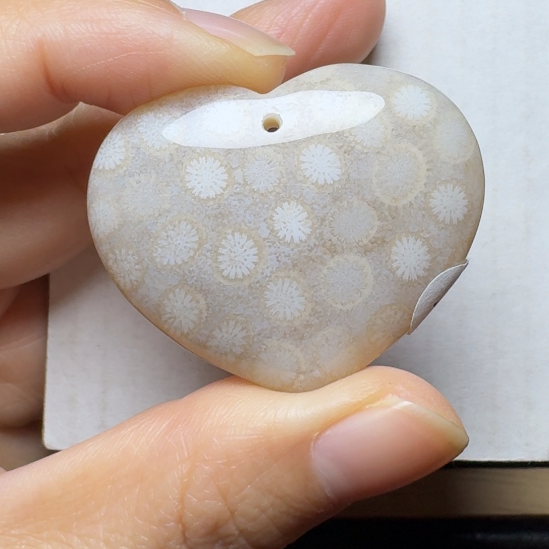 硅化玉灰白花，爱心未镶嵌