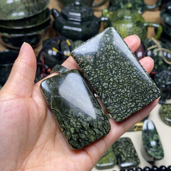 伊***V蛇纹石玉未镶嵌项链蛇纹无事牌2个