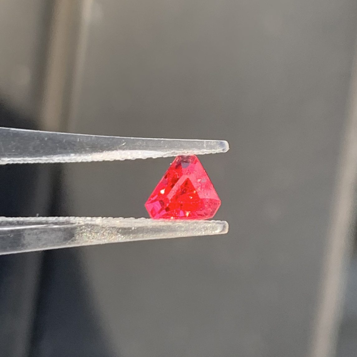 天然缅甸超级绝地武士尖晶石三角形干净背部有矿坑吉尔德国际证书