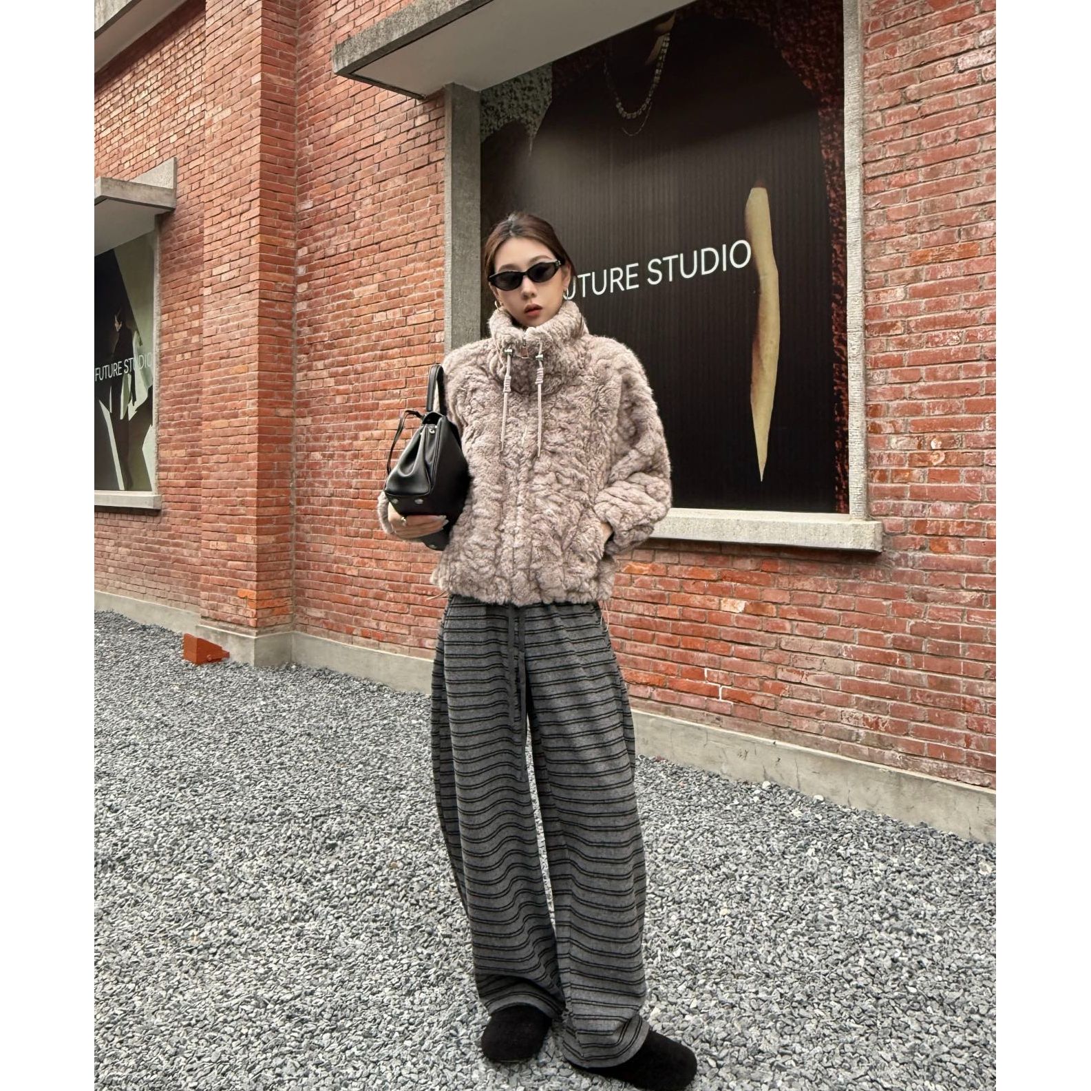 “慵懒感”冬季加绒灰色条纹香蕉阔腿抽绳卫裤