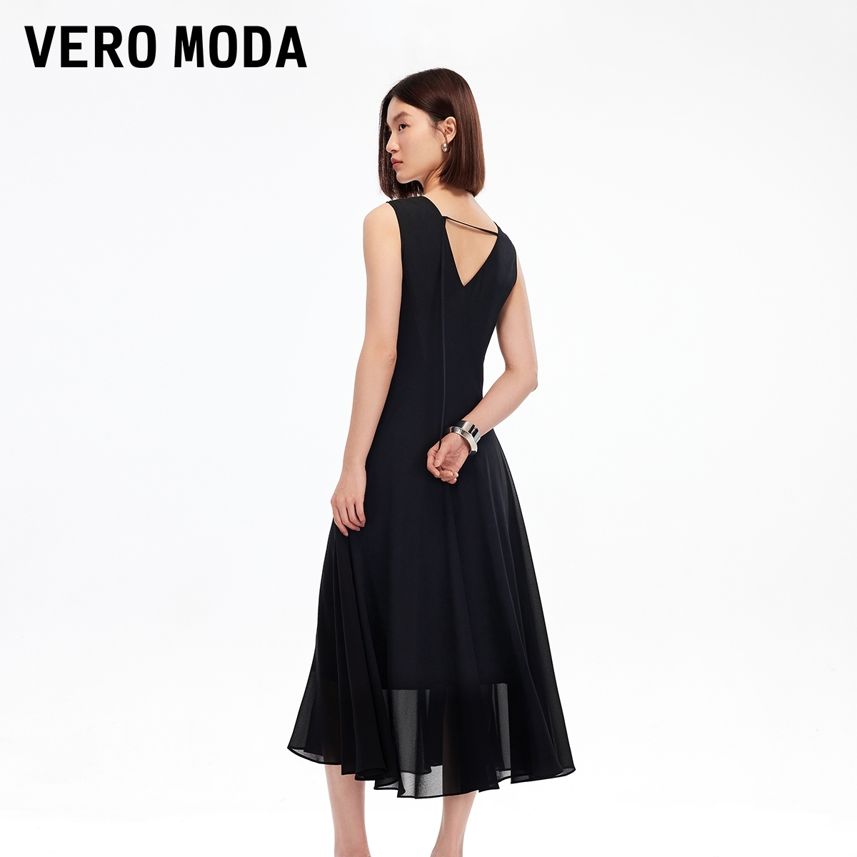VeroModa连衣裙新款V领收腰镂空小黑裙韩系ins裙子显瘦性感高级感