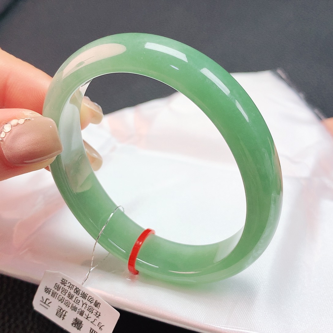 翡翠手镯未镶嵌57贵