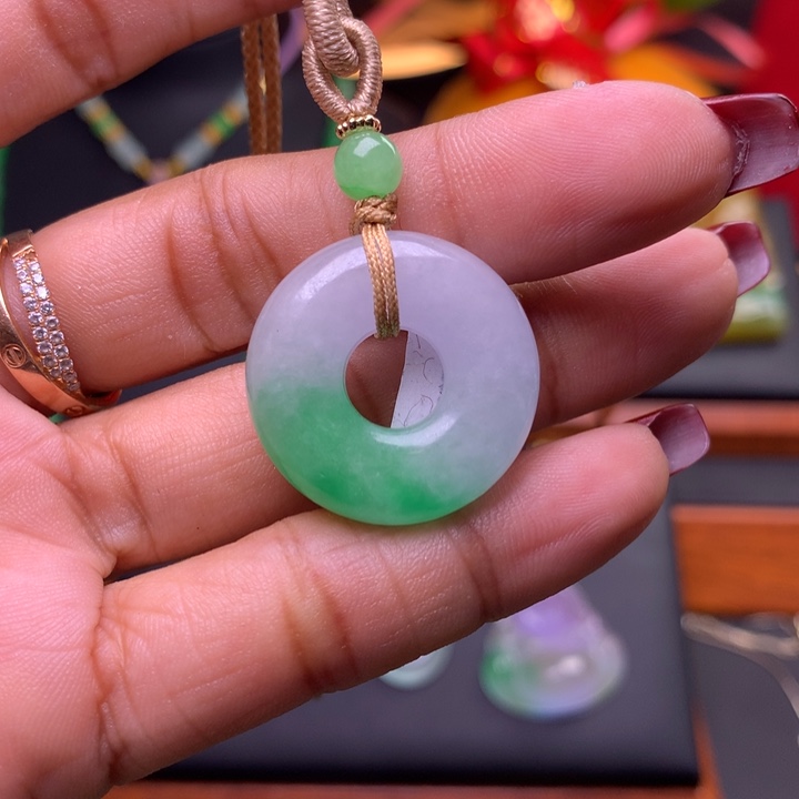 翡翠颈饰未镶嵌平安扣