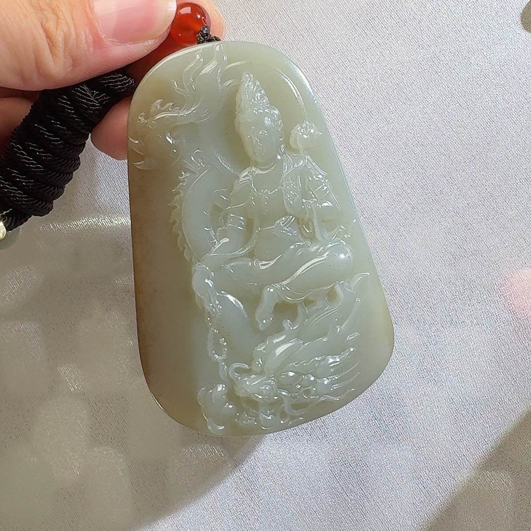和田玉颈饰未镶嵌且末近矿70g