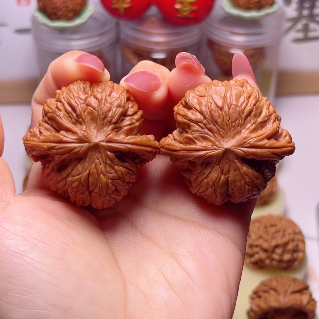 文玩核桃吊坠44.5尺全品红皮正球磨