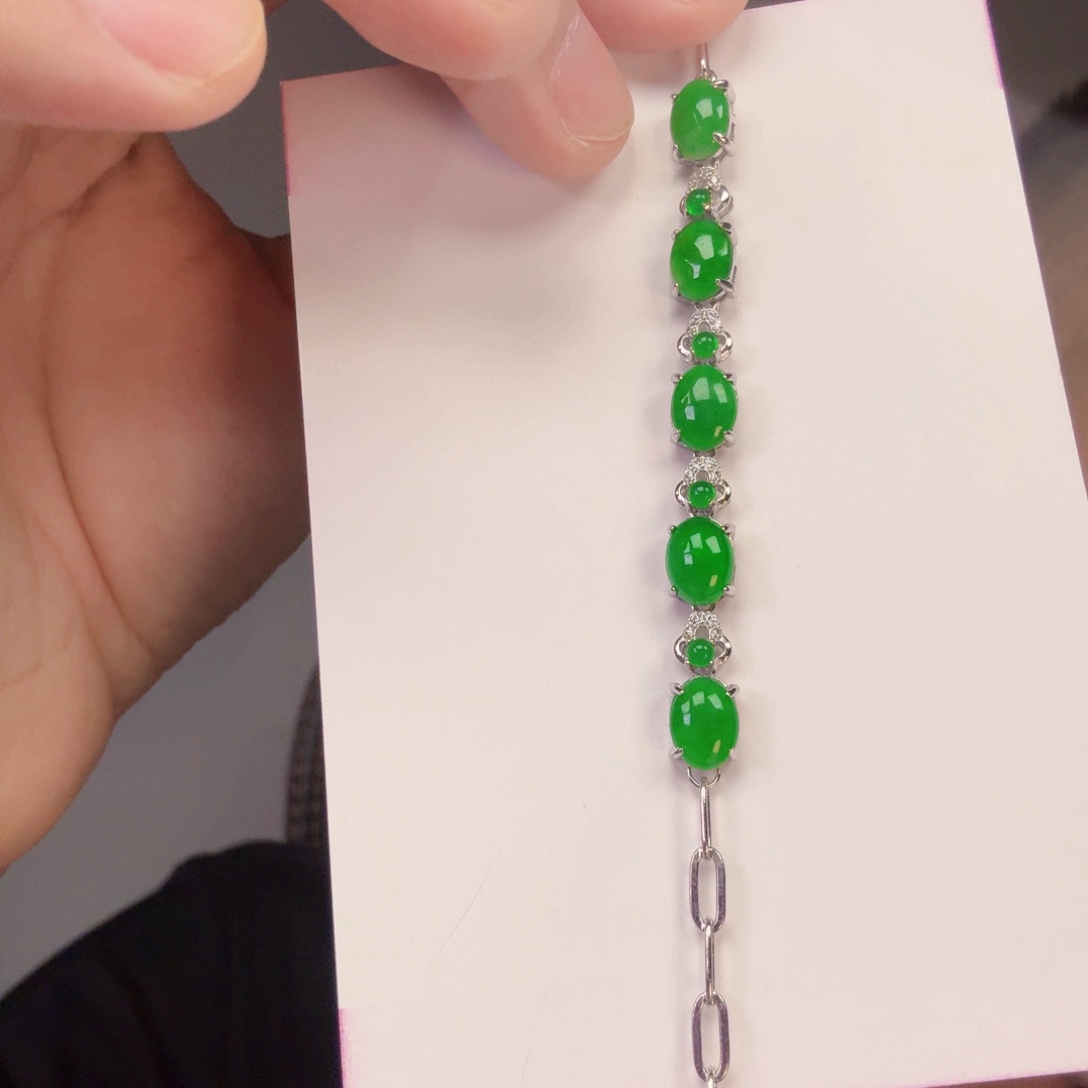 翡翠未镶嵌颈饰一件