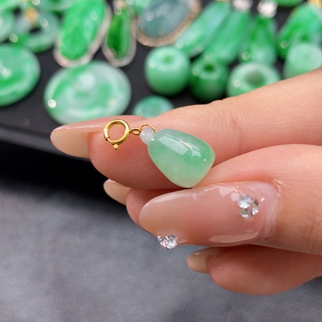 翡翠颈饰18K金镶嵌翡翠