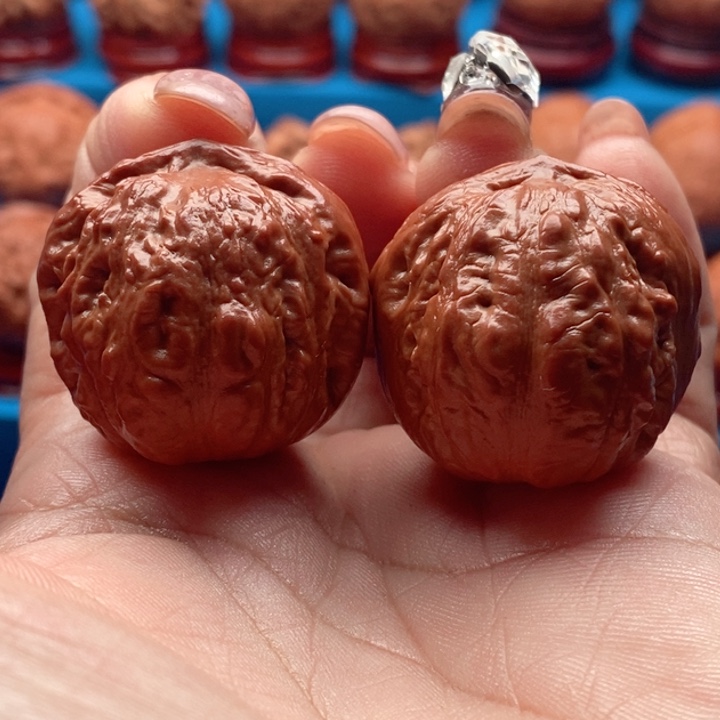 核桃精品文玩核桃手捻锦鲤